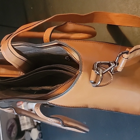 Tote barely used multiple pockets padded for laptop - Picture 7 of 8